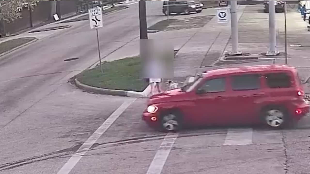 Un automóvil se estaciona atrás de donde la mujer caminaba y un hombre baja del vehículo