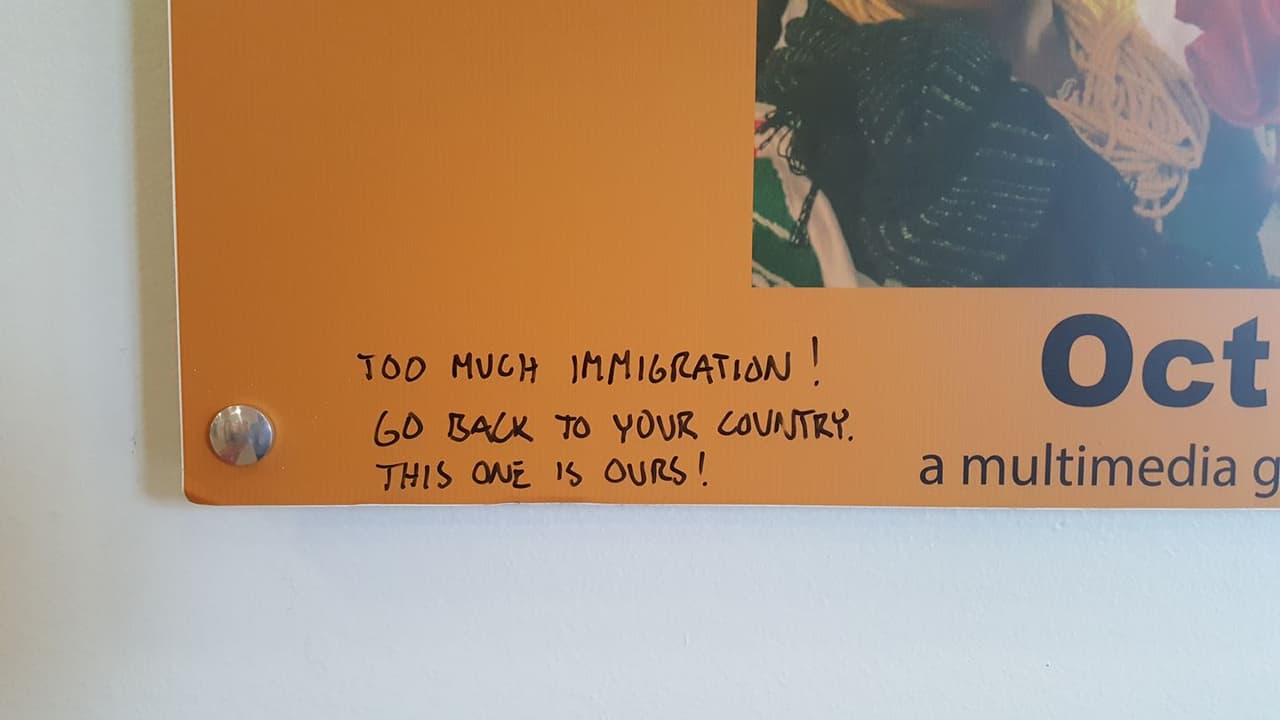 "¡Demasiada inmigración! Regresen a su país", escriben sobre unos carteles de un museo en San Diego