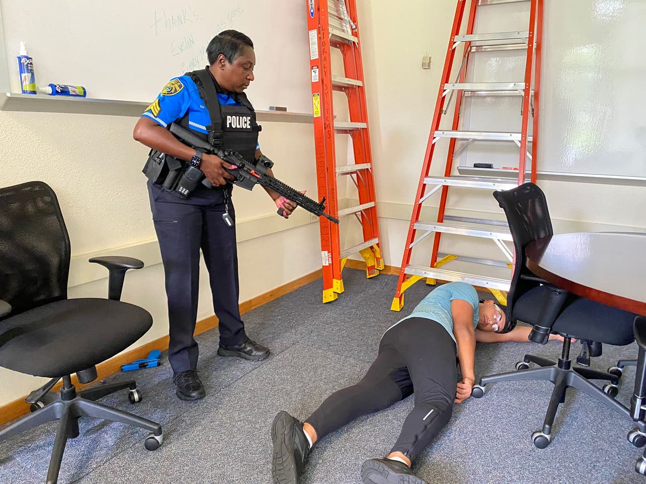 El proceso lleva este orden: neutralizar la amenaza; atender a cualquier víctima herida; y sacar a las personas a través de un corredor seguro.