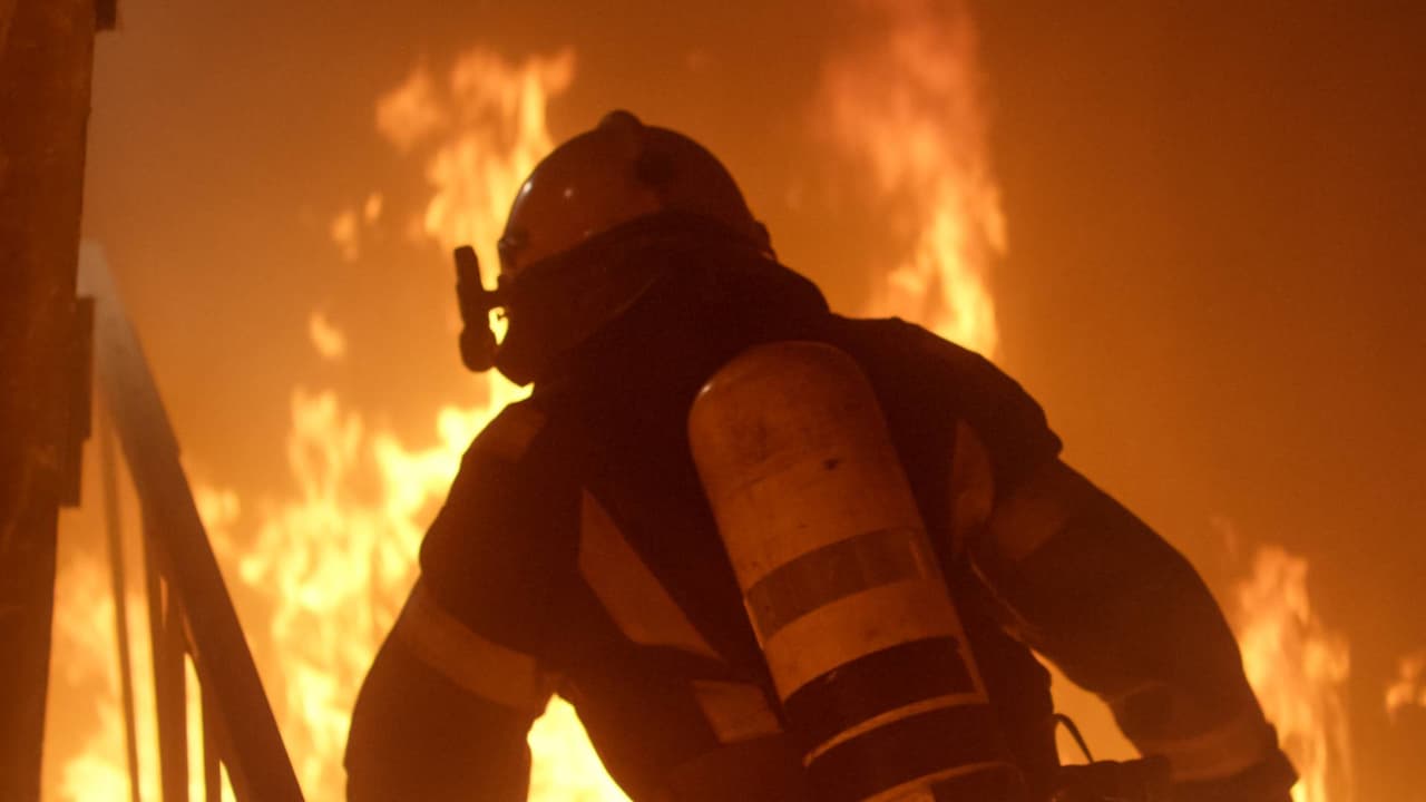 Mueren un padre y tres de sus hijos al quedar atrapados en su vivienda mientras el fuego la consumía en Riverdale
