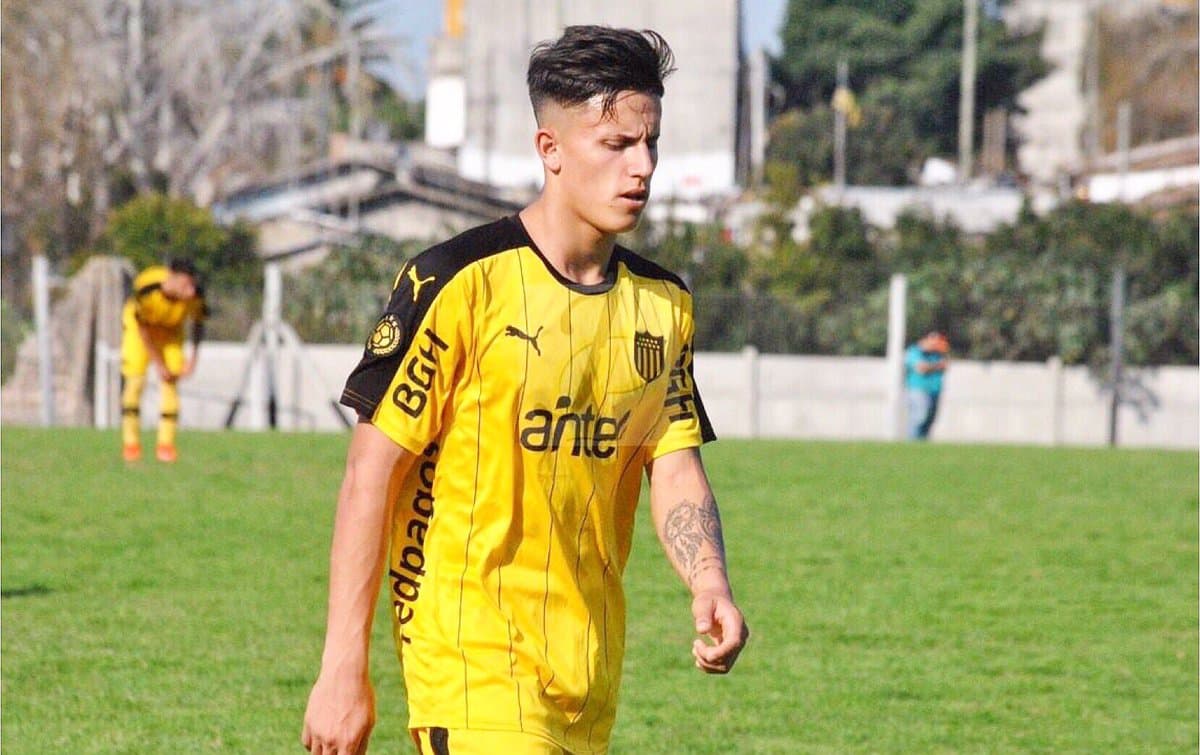 Debido a su calidad se saltó etapas y escaló directo de la tercera división uruguaya al primer equipo de Peñarol en 2018. Debutó en la primera división el 28 de marzo ante Danubio.