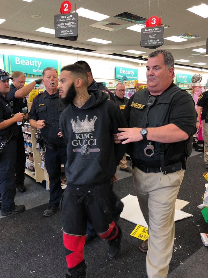 El momento del arresto de uno de los sospechosos que se ocultó en el cielorraso.