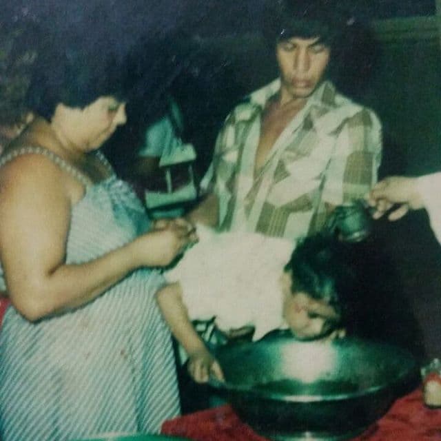 Al parecer, Larry Hernández fue bautizado ya grandecito.