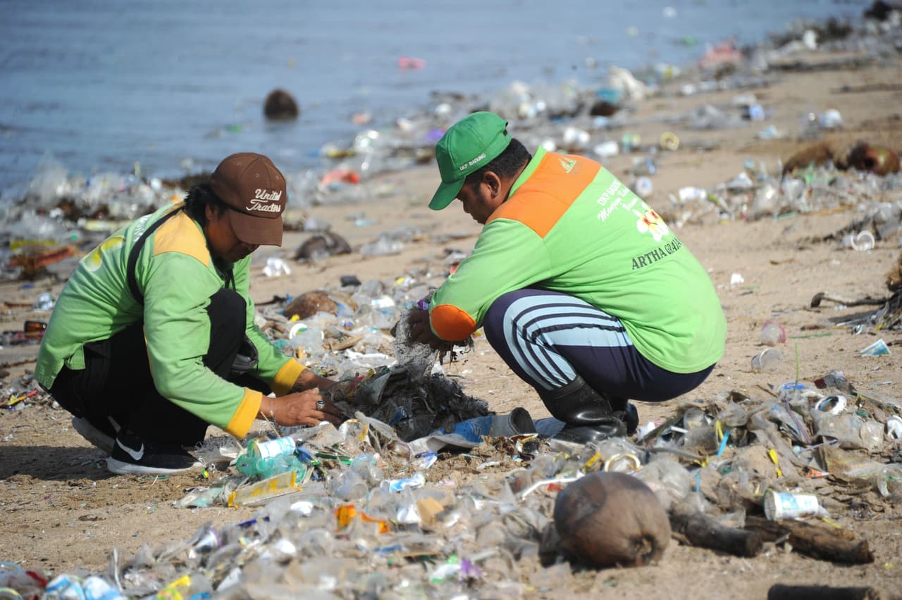 Los vecinos aseguran que la arena siempre está llena de basura y señalan que la situación se ha venido agravando con los años debido a la falta de voluntad para hacer cumplir las reglas que existen e incluso incrementar las sanciones. Otros especialistas aseguran que no es su basura, que esta llega durante la temporada de monzones porque es cuando los fuertes vientos empujan los restos marinos de otras latitudes hacia estas playas.