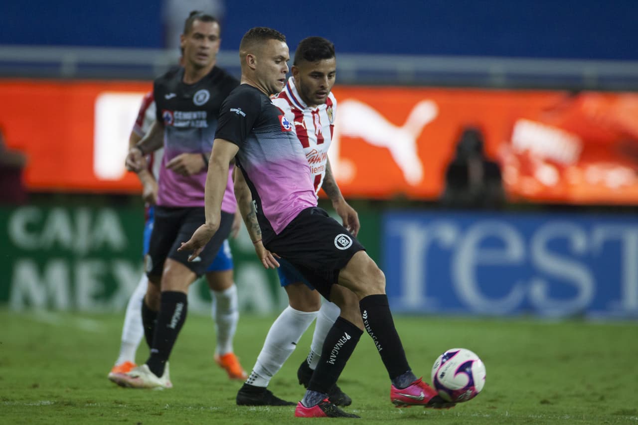 Con goles del Cabecita Rodríguez al 41 y al 90+2, Cruz azul se lleva los tres puntos en su visita a Chivas y el uruguayo llega a 12 goles en el torneo.