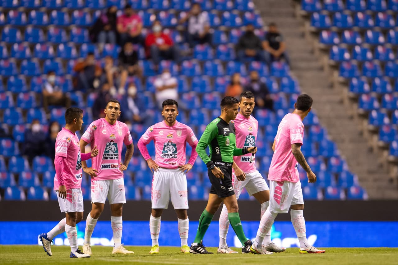 Al 20', el árbitro 'compensaba' y pitaba penal a favor de Puebla, luego de una falta en el área sobre Gustavo Ferrareis.