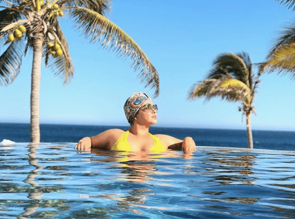 <b>Chiquis Rivera</b>
<br>La artista complementa el paisaje con su estilo sinigual.