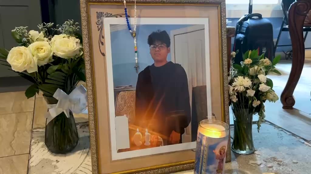 Tras la ausencia de su padre,
<b>Eliel José, de 19 años, asumió mayores responsabilidades dentro del hogar. </b>
<br>
<br>
<b>Era el segundo de cinco hermanos y el mayor de los varones.</b>
<br>
<br>Ayudaba a cuidar a su familia y, aunque manifestaba tristeza por la deportación de su padre, sus seres queridos aseguran que no notaron señales alarmantes.