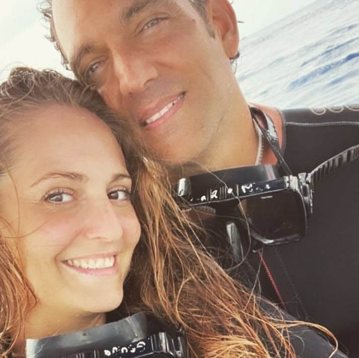 El cantante mexicano también negó haber despojado a su esposa del apartamento en donde vive con sus hijas.