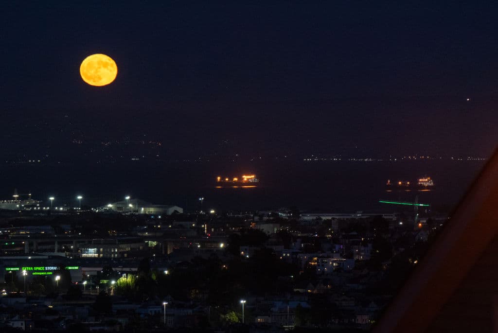 La Administración Nacional de Aeronáutica y el Espacio (NASA, por sus siglas en inglés) también recordó que la luna
<b>no cambia de tamaño y tampoco de color</b> durante un evento como este.