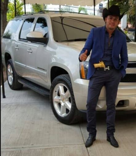 Algunos meses más tarde, Javier Reyes grabó el video de su canción ‘El Señor de los Cielos’ y el ‘El Ojos’ le prestó varios de sus lujosos automóviles para que los usara en el clip.