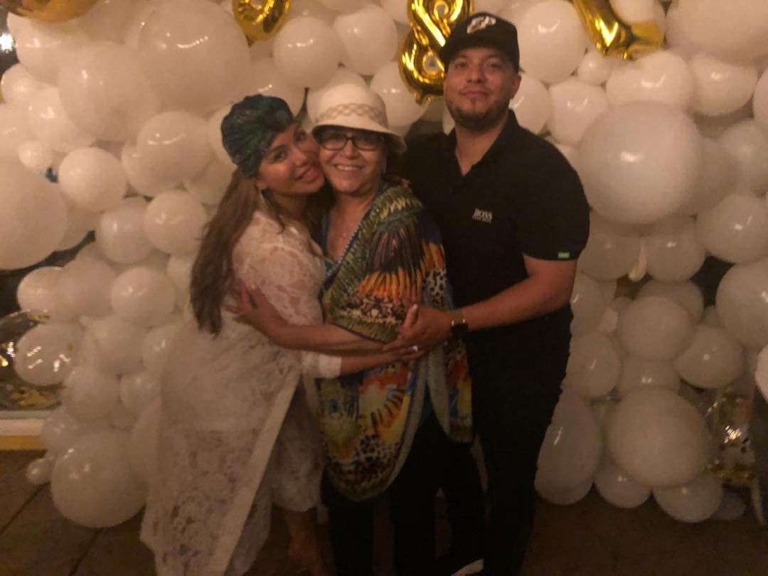 Aunque no especificaron a cuál de sus exparejas hacía referencia, todo apunta a Lorenzo Méndez, ya que recordemos que el hermano de Chiquis también ha sostenido que el exvocalista de la Original Banda El Limón le pegaba a su hermana.