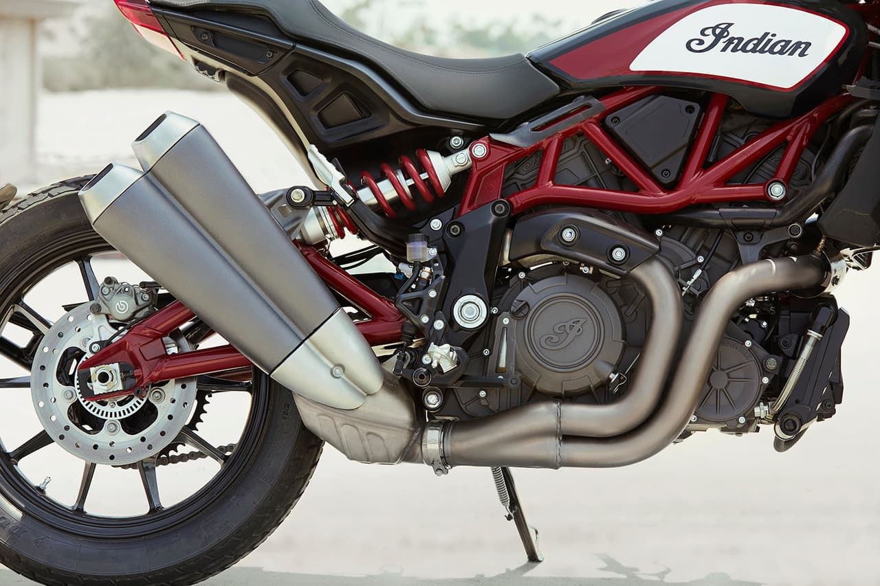 El diseño de su sistema de escape 2-1-2 fue también inspirado en ‘flat track’ y es fabricado en acero inoxidable con terminación cepillada. Disponible sistema opcional Akropovic.