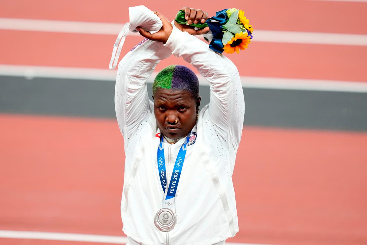 <b>La polémica protesta de una atleta afroestadounidense y la muerte de su madre</b>
<br>
<br>La lanzadora de bala Raven Saunders formó una cruz con sus brazos después de ganar la medalla de plata. El gesto recordó al que realizaron
<a href="https://www.univision.com/noticias/mundo/momentos-inolvidables-historia-juegos-olimpicos-fotos" target="_blank">Tommie Smith y John Carlos en México 1968, </a>en favor de los derechos civiles.
<br>
<br>Saunders explicó que el símbolo representa "la intersección donde se encuentran todas las personas oprimidas" y el Comité Olímpico Internacional decidió hacer una investigación.
<br>
<br>"Dadas estas circunstancias, el proceso en este momento está totalmente suspendido" dijo el portavoz del comité cuando se supo de la inesperada muerte de la madre de la atleta,
<a href="https://www.npr.org/sections/tokyo-olympics-live-updates/2021/08/04/1024805283/raven-saunders-ioc-investigation-tokyo-olympics"><u>dos días después de ver a su hija ganar su primera medalla olímpica</u></a>.
<br>