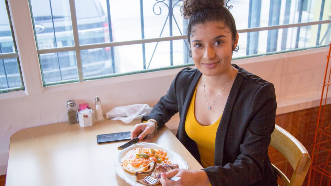 Un día, Jackie escuchó a su papá decirle a uno de sus clientes que las ventas estaban bajas y que iba a tener que cerrar o vender, y esto la impulsó a buscar una estrategia para evitarlo.