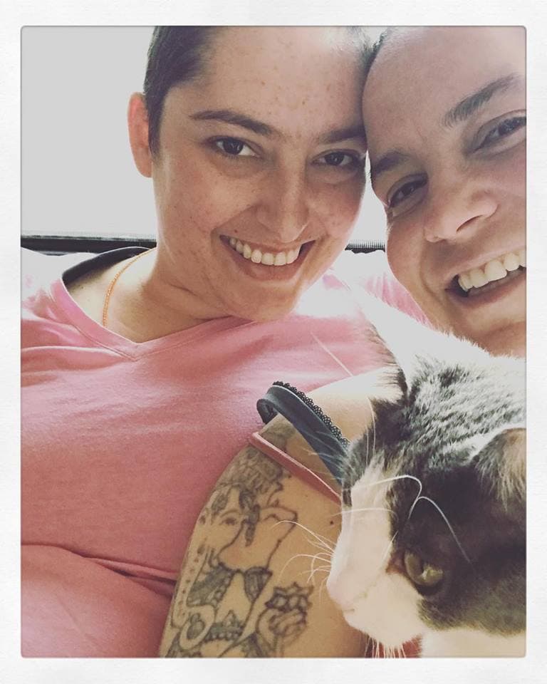 “Hubiera querido el pastel de matcha… Y no pude, me quedé así, una bolita. Tendí la cama temprano en la mañana, hice llamadas, me arreglé y de pronto miré la cama vacía y me volví a meter en ella. Empezó la semana pasada de nuevo la angustia”.