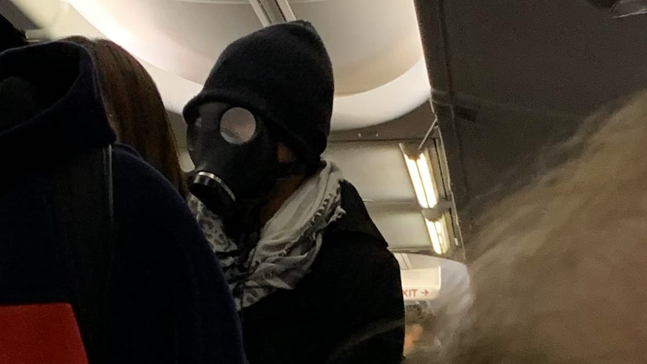 Causa conmoción y retrasos un pasajero con una máscara de gas a bordo de un vuelo de la aerolínea American Airlines.