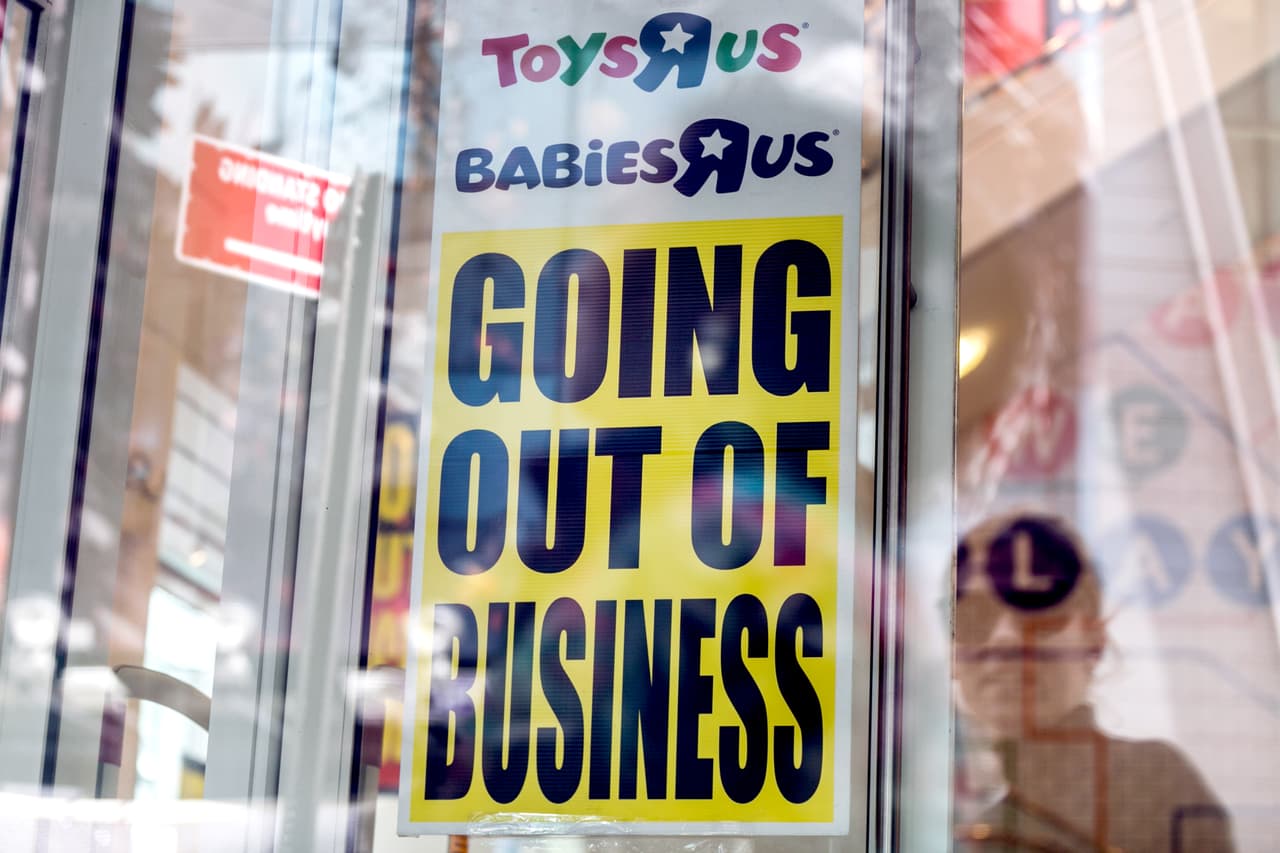 <b>Toys R Us.</b> Desde 1948, esta cadena de jugueterías creció hasta convertirse en la mayor de EEUU. Pero en marzo de este año, se vio asfixiada en deudas y liquidó activos en el país.
<a href="https://www.univision.com/noticias/negocios/toys-r-us-cerrara-todas-sus-tiendas-en-eeuu-tras-una-pesima-temporada-de-ventas-navidenas">Cerró unas 800 tiendas en EEUU</a> y cerca de
<a href="http://www.chicagotribune.com/business/ct-toys-r-us-rise-and-fall-htmlstory.html">33,000 personas perdieron sus trabajos</a>. Pero ahora hay reportes que hablan de una segunda vuelta. Un grupo de inversionistas dijo en un tribunal de quiebras que
<a href="https://www.cbsnews.com/news/toys-r-us-babies-r-us-brand-comeback-in-works-as-bankruptcy-auction-canceled/">revivir potencialmente la cadena</a> podría ser más rentable que venderla por partes. Pero no se conocen los detalles.