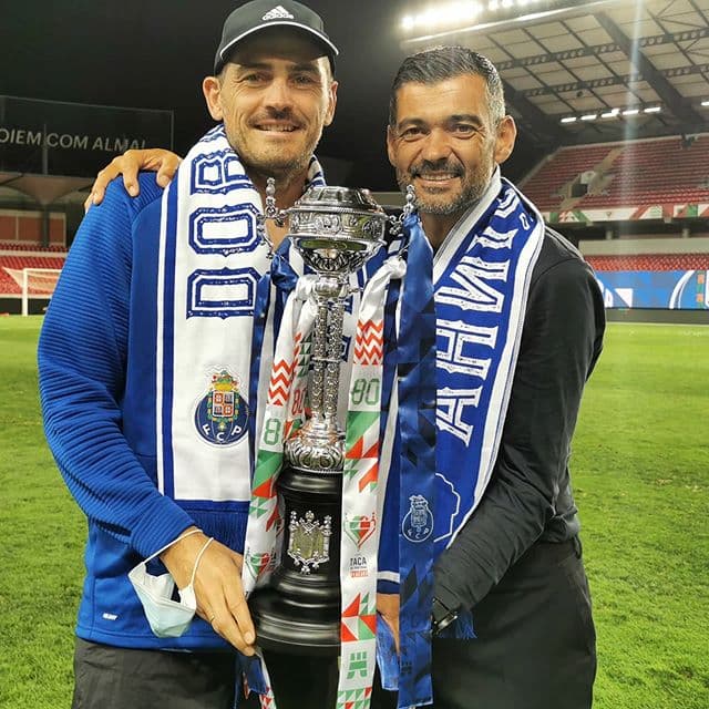 Iker Casillas levanta la Copa de Portugal con el Porto