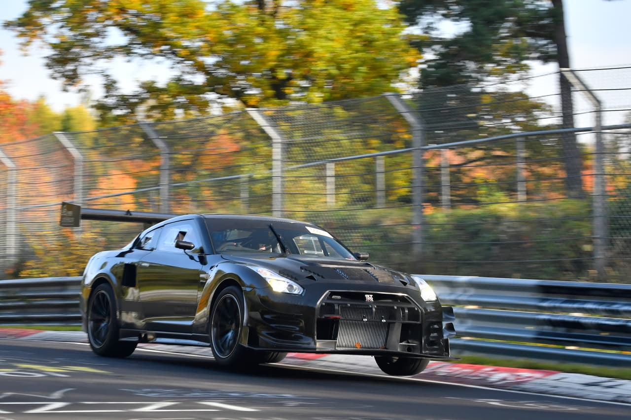 Otro elemento exclusivo en este GT-R es panel ubicado debajo del vehículo para mantenerlo lo más plantado a la pista posible.