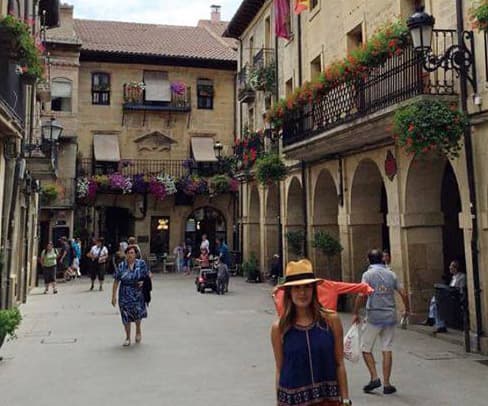 ¡Y seguimos puebleando! Karla de paseo por Laguardia, pueblito medieval.