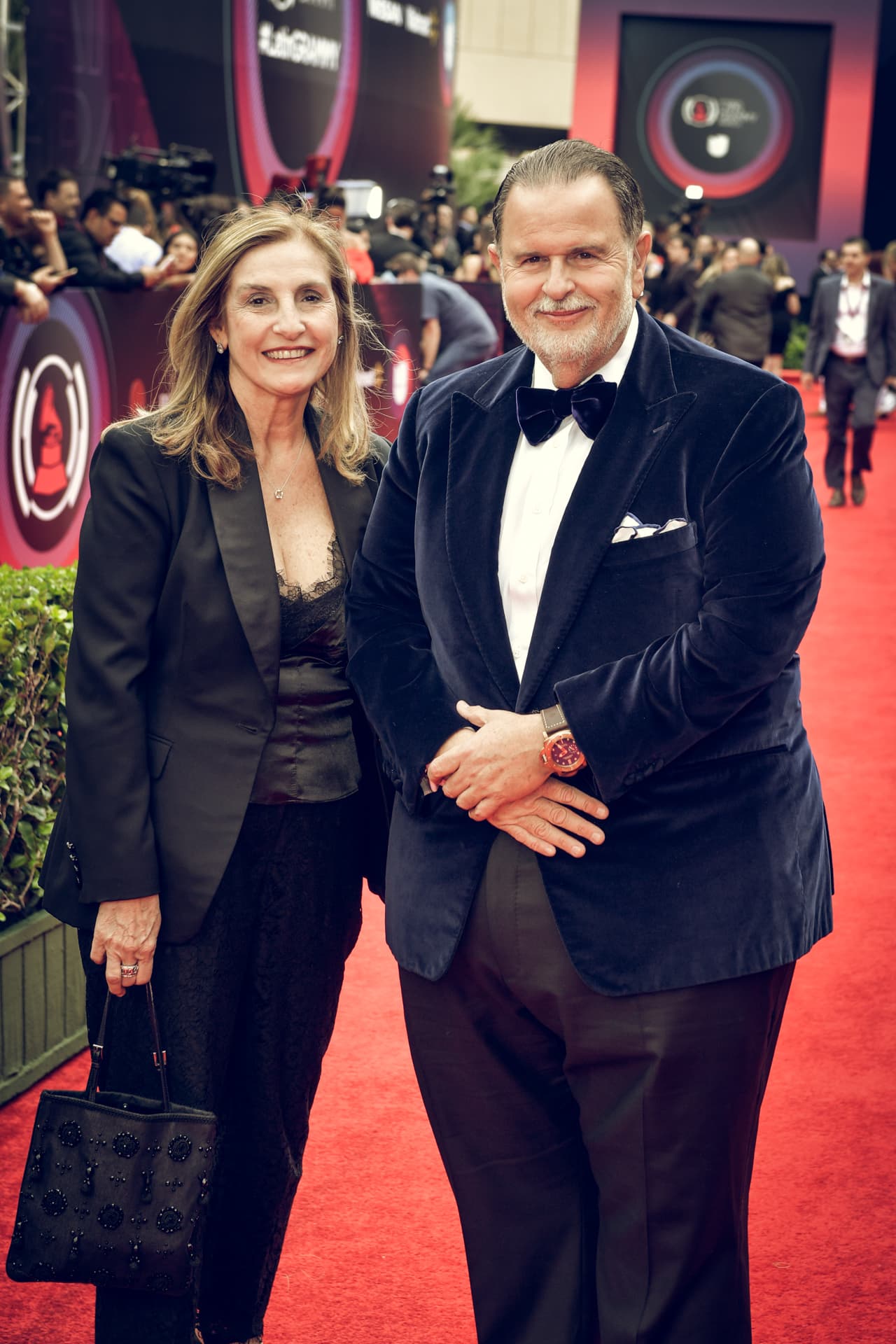 El conductor de El Gordo y La Flaca, Raúl de Molina, llegó a este magno evento de la mano de su esposa, Millie de Molina.