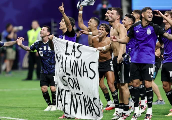 ¿Por qué la pancarta de Argentina sobre las Islas Malvinas causó tanta polémica? La historia detrás de un conflicto de casi dos siglos