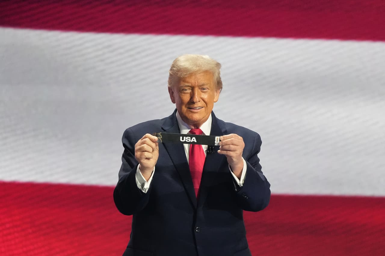 El presidente Donald Trump sostiene la tarjeta de su país durante el sorteo de la Copa Mundial de fútbol de 2026 en el Kennedy Center de Washington, el viernes 5 de diciembre de 2025. (Foto AP/Stephanie Scarbrough, Pool)