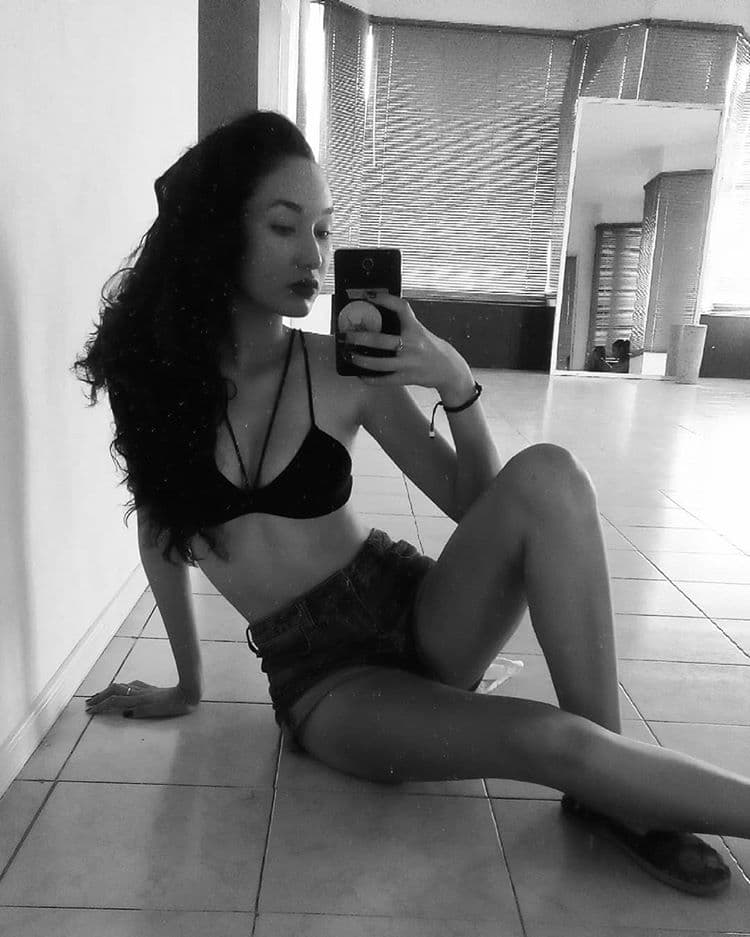 “Elisa, una joven promesa en el mundo del modelaje, que hoy trasciende las dimensiones. Bella, afectuosa, auténtica, soñadora, amante de la literatura, la poesía y toda expresión de arte; de sus gatos y su lagartija, altruista, solidaria, fiel a sus convicciones y ferviente defensora de sus derechos y de los demás”.
<br>