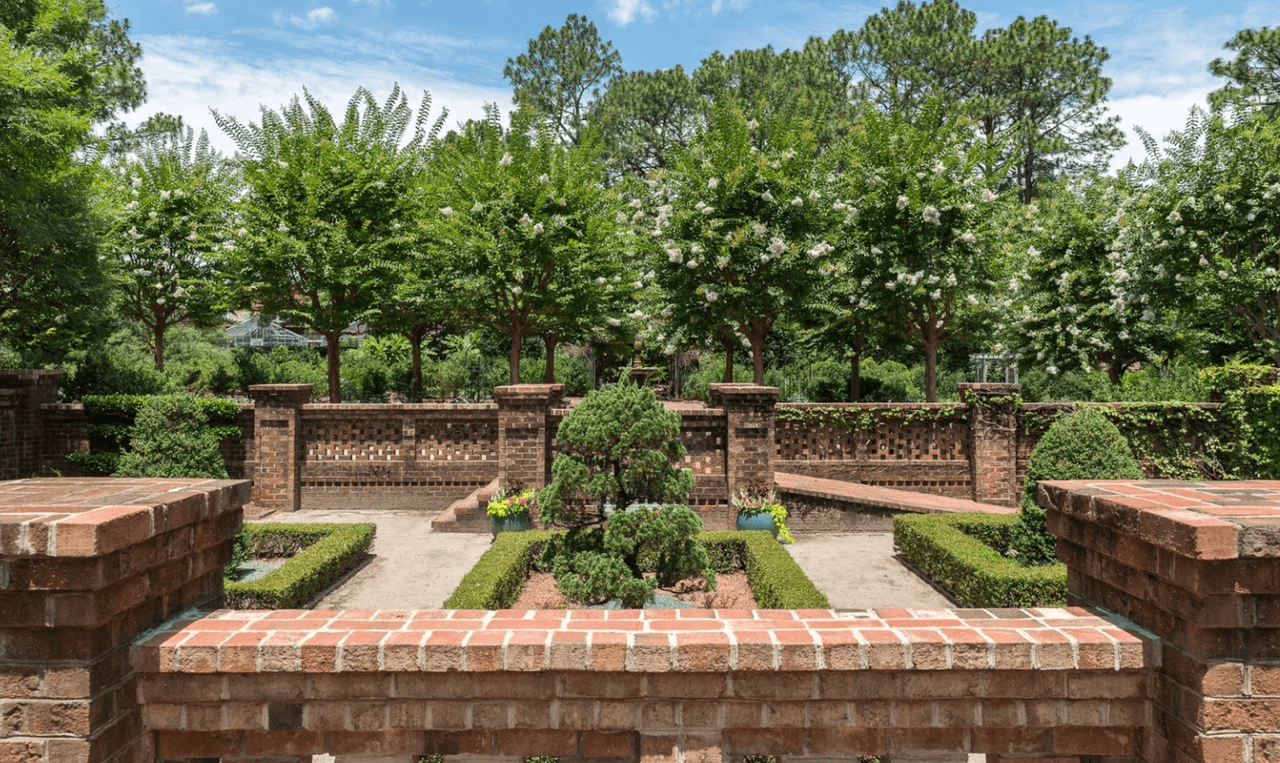 El Sandhills Horticultural Garden cuenta con 32 hectáreas y está abierto al público sin costo alguno. Poseen un jardín formal al estilo inglés, plantas frutales, rosas, azaleas y otras riquezas botánicas. Dirección: 555 Lindbergh Pl, Pinehurst, NC 28374.