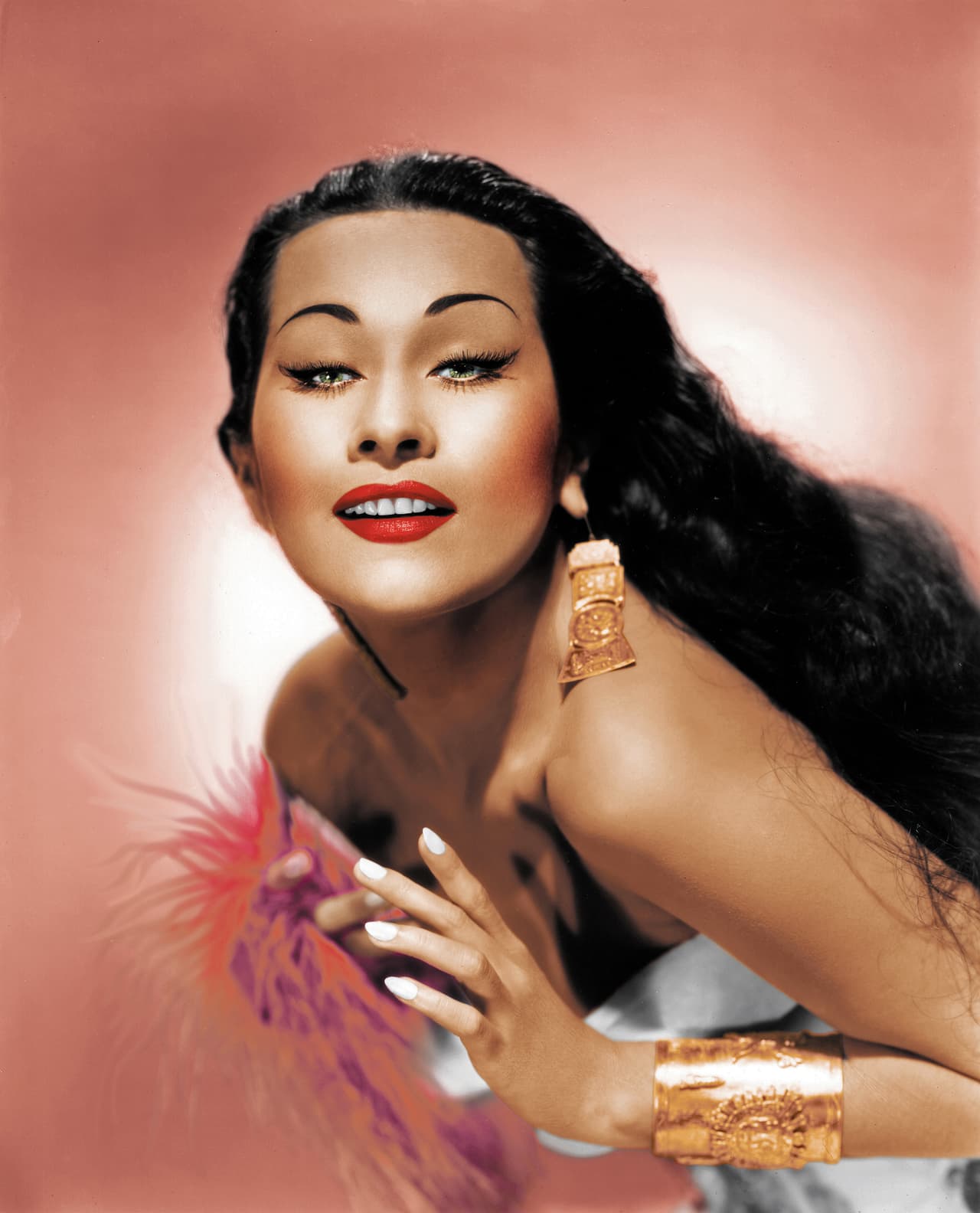 El salto al cine fue inevitable, en la cima de su carrera musical también Yma Súmac participó en la película Secreto de los Incas, en 1954 (con Charlton Heston y Robert Young), donde interpretaba uno de los temas que más fama le dio: Ataypura.