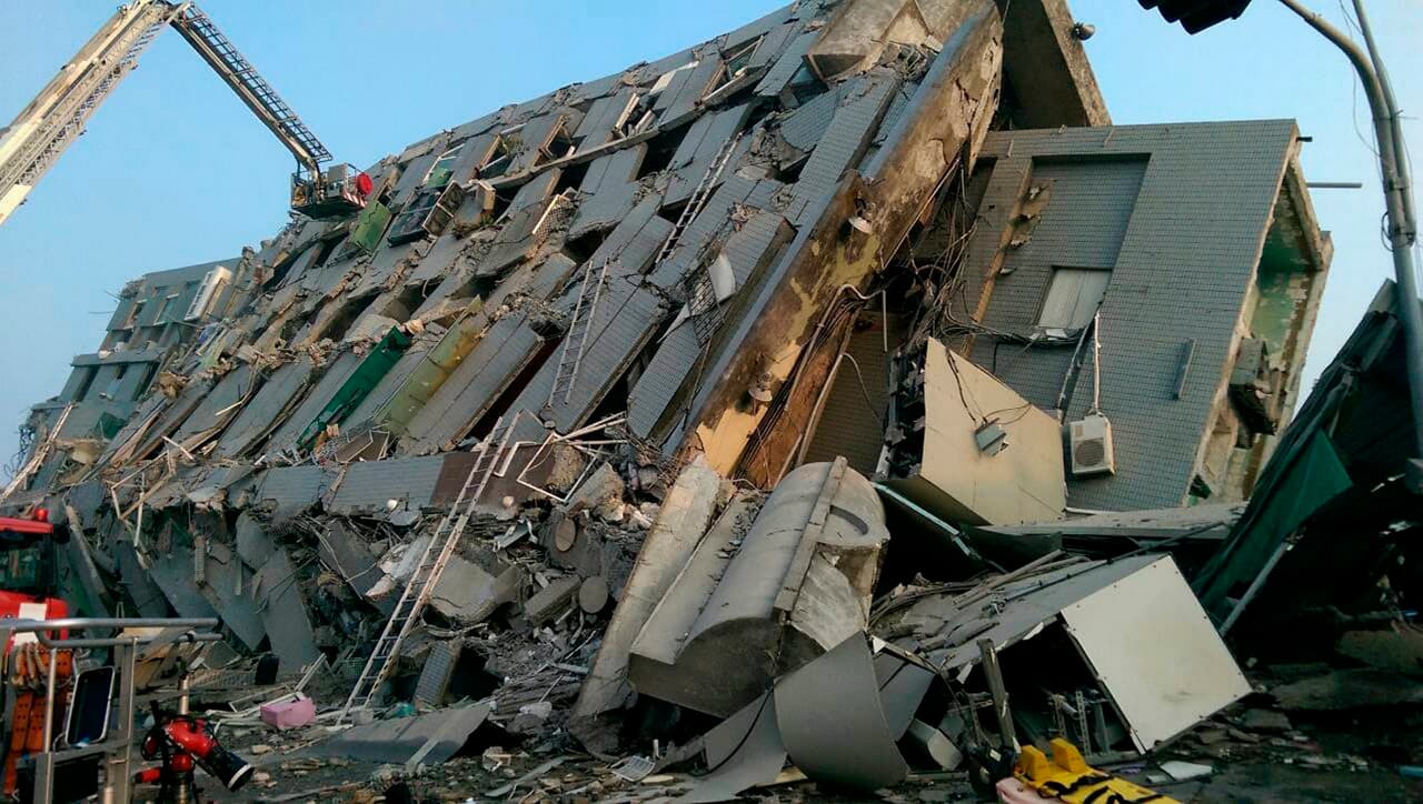 Así quedó el edificio tras el sismo en Taiwán.
