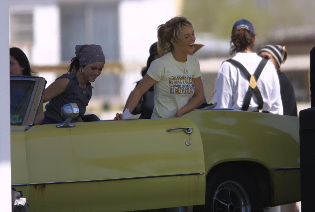 El pasado mes de julio, aún bajo la tutela de su padre Jamie Spears, Britney tuvo la oportunidad de volver a gozar de uno de los placeres más simples de la vida: conducir un auto.
<br>
<br>En la imagen: Britney Spears bajando de un auto durante el rodaje de la película 'Crossroads' estrenada el 15 de febrero de 2002.