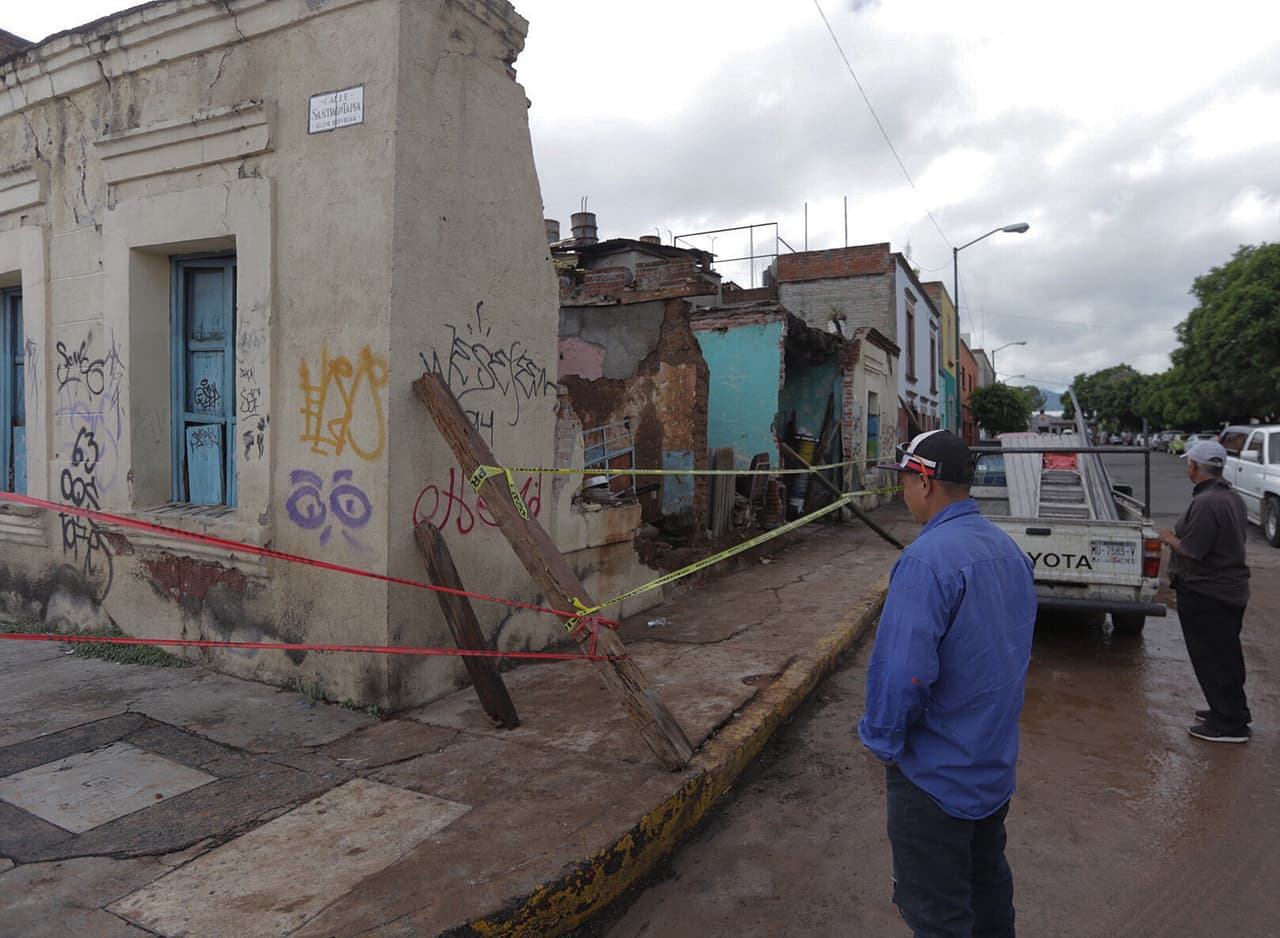 Un edificio semiderrumbado por el paso de las tormentas tropicales Ileana y John en Morelia (Michoacán).