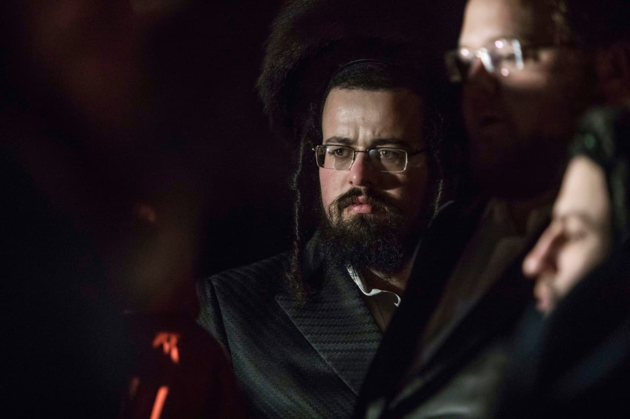 Estos apuñalamientos se producen tras una serie de ataques contra judíos en la región por estos días, incluida una
<a href="https://www.univision.com/local/nueva-york-wxtv/reportan-tiroteo-activo-afuera-de-una-bodega-en-jersey-city-un-policia-se-encuentra-herido">masacre en un supermercado kosher en Jersey City</a> a principios de este mes.