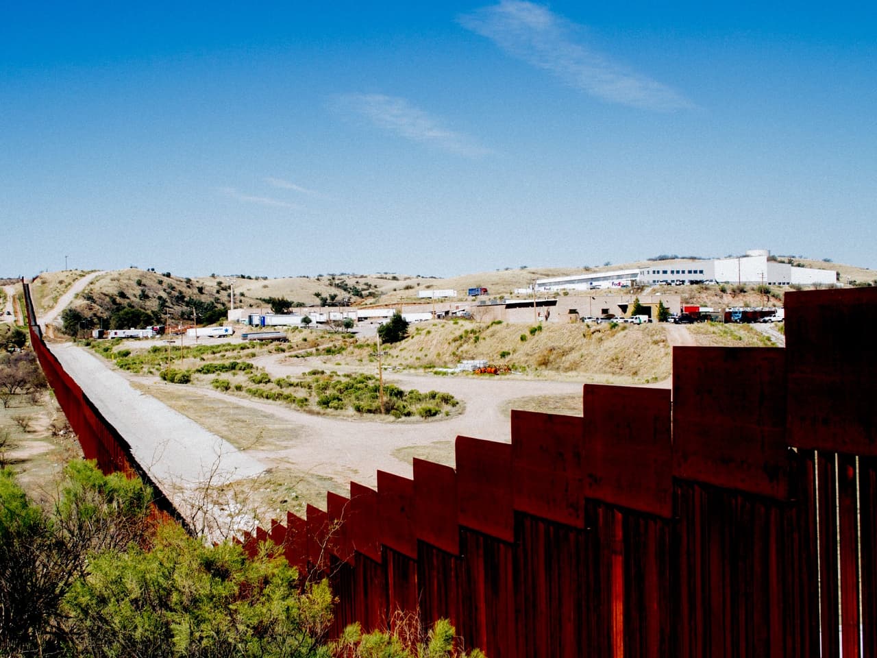 "Retrato de la cerca fronteriza en Nogales, Arizona / Nogales, Sonora".