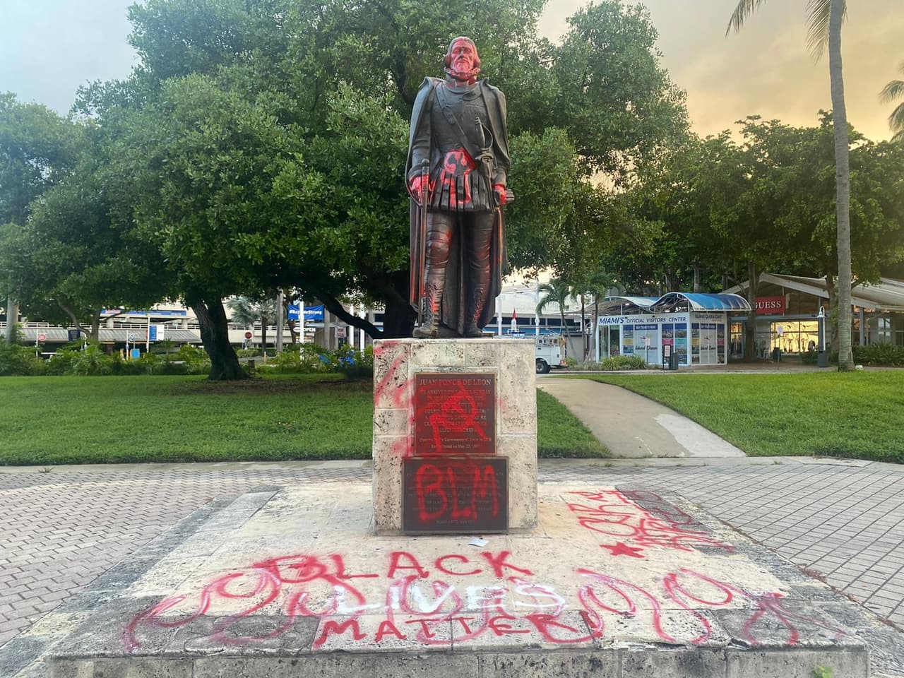 Los manifestantes escribieron mensajes en rojo en el monumento de Juan Ponce de León.