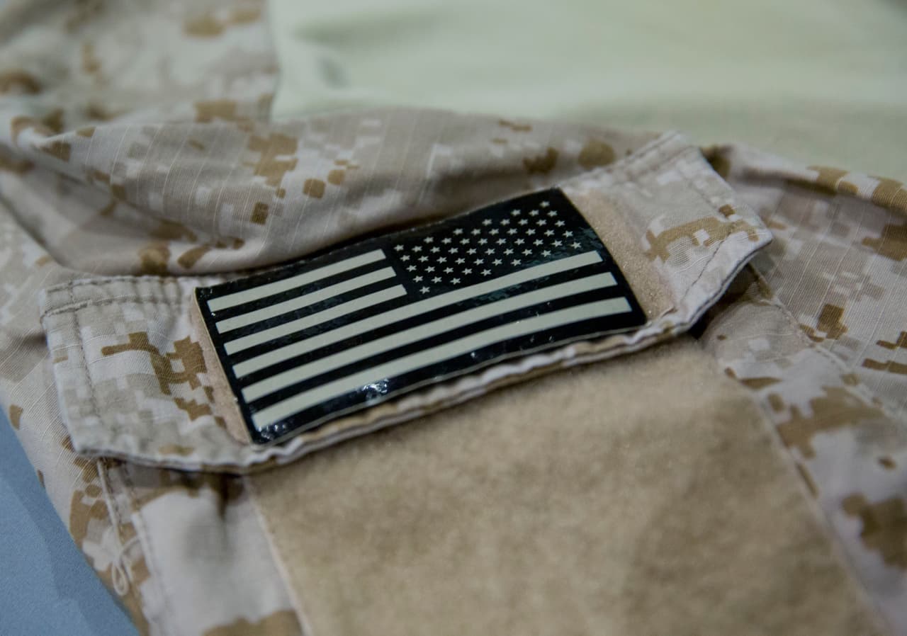 La bandera de una camiseta utilizada por uno de los miembros del equipo SEAL que atacó el escondite de Bin Laden.
<br>
<br>El Museo está abierto con medidas de protección contra la propagación del covid-19 y se mantiene realizando recorridos que “garantizan una experiencia segura en el Museo”.
<br>