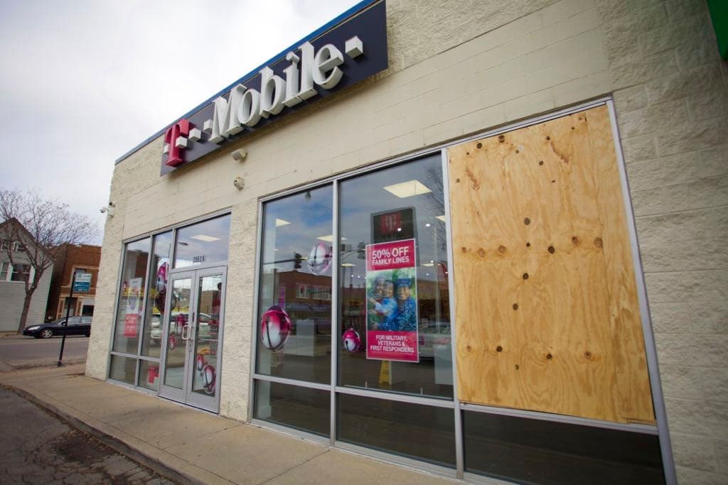 Tienda de celulares T-Mobile que fueron robadas el viernes 22 de noviembre.