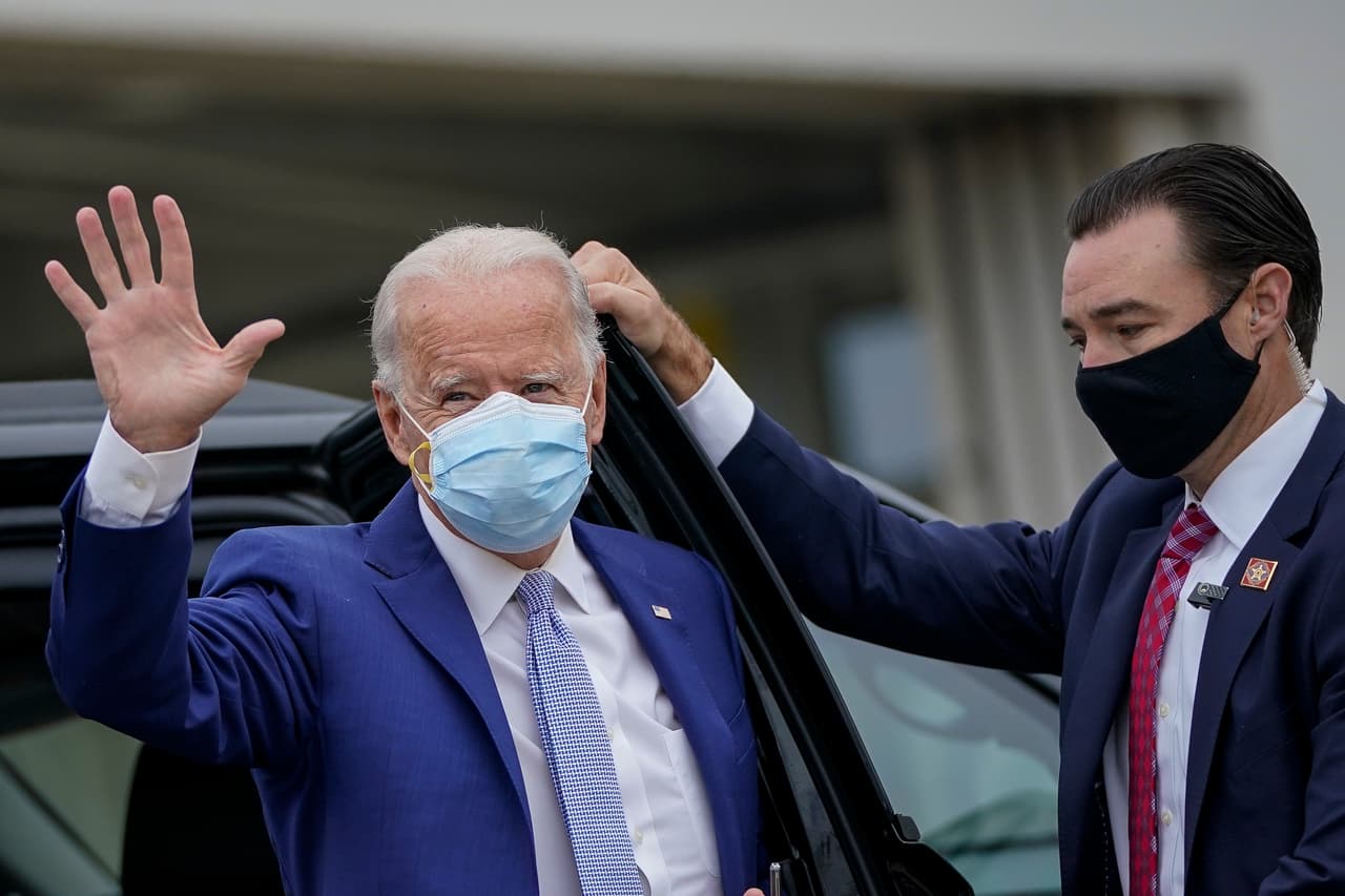 El candidato presidencial demócrata Joe Biden saluda al abordar un avión el 27 de octubre del 2020 en New Castle, Delaware, con destino a Georgia.