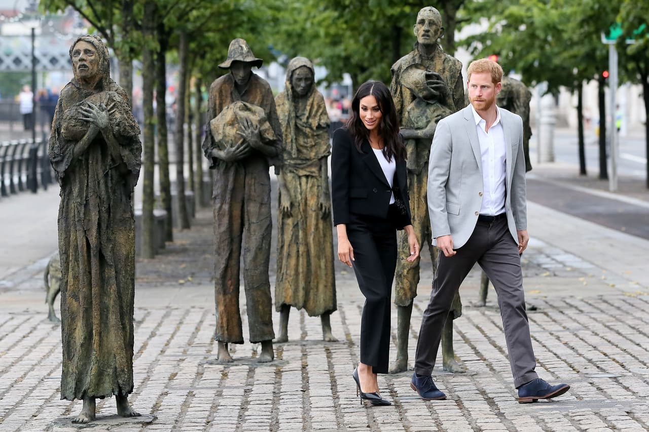 <b>Meghan: Día 2. Evento deportivo en Croke Park</b>
<br>En su segundo día, Meghan eligió un traje sastre de pantalón en negro -que se convirtió rápidamente en una
<a href="https://www.univision.com/estilo-de-vida/moda/meghan-markle-se-puso-los-pantalones-literal-una-rareza-en-la-monarquia-aunque-hay-otros-casos-fotos">declaración de estilo</a>- de Givenchy ($4,483) con una sencilla t-shirt blanca de
<a href="https://www.lavenderhillclothing.com/collections/boat/products/scoopnecktshirt"><u>Lavender Hill</u></a> ($52),
<a href="https://www.ssense.com/en-us/women/product/givenchy/black-2g-buckle-belt/2795448?utm_source=ls_APAC_QFGLnEolOWg&utm_source=ls_APAC_QFGLnEolOWg&utm_source=ls_APAC_QFGLnEolOWg&utm_medium=affiliate&utm_medium=affiliate&utm_medium=affiliate&utm_campaign=generic&utm_campaign=generic&utm_campaign=generic&utm_term=1&utm_term=1&utm_term=1&siteID=QFGLnEolOWg-Znq_jWOd5fAGB2YuvaGArA&siteID=QFGLnEolOWg-_6uy2m7blgmqRkBIKeTRyQ&siteID=QFGLnEolOWg-IqRTuNjBocz6xDgRuGg6FQ"><u>cinturón 2G</u></a> ($450) con hebilla de la misma marca y los pumps
<a href="http://meghansmirror.com/product/sarah-flint-perfect-100-pump/"><u> Perfect 100 de Sarah Flint</u></a> en negro ($355).
<br>