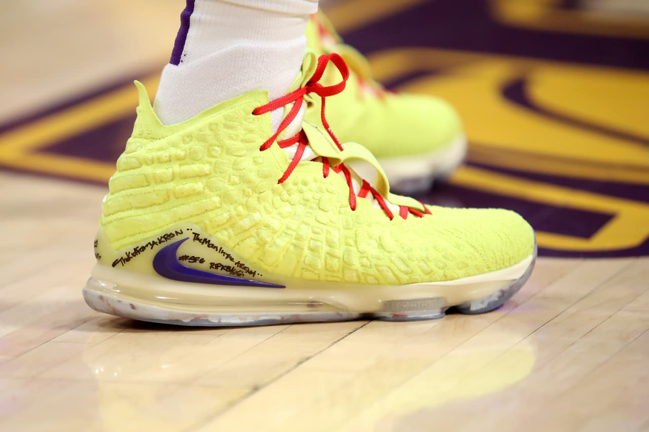 LeBron James de Los Angeles Lakers usó este modelo ante Philadelphia 76ers.