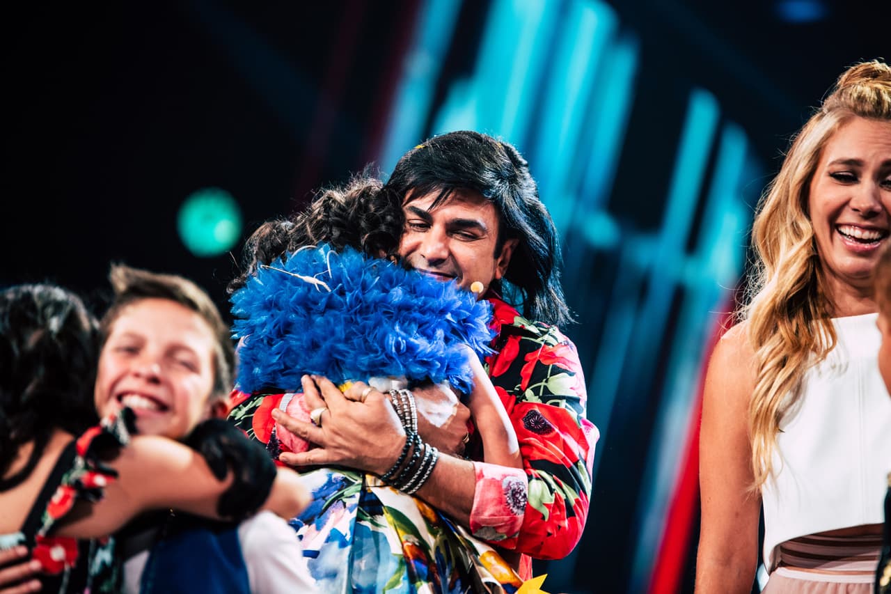 Albertano consoló a Amanda como solo él sabe: con un fuerte abrazo.