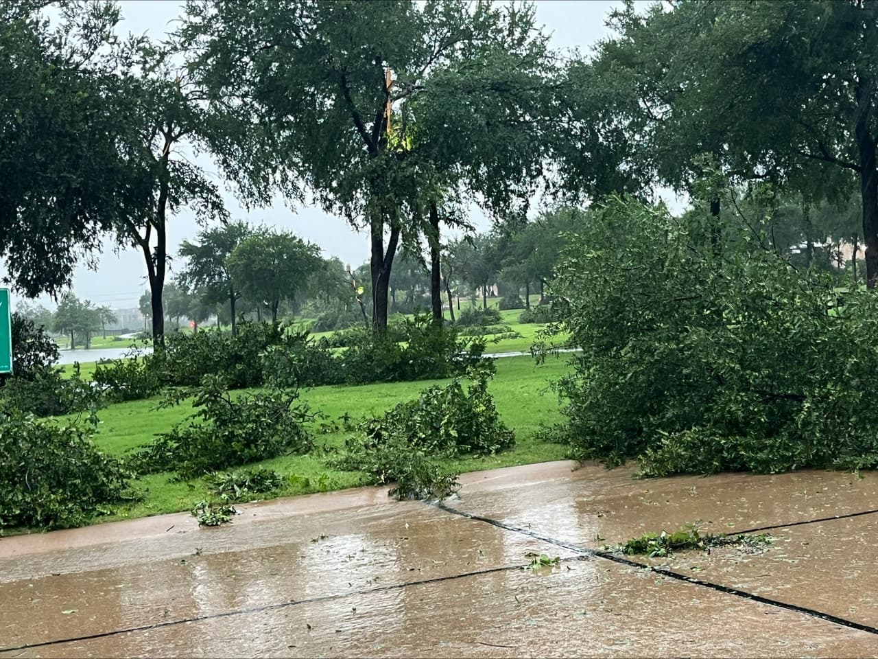 Aunque se considera que lo más fuerte de la tormenta para nuestra zona ha pasado,
<b><a href="https://www.univision.com/local/dallas-kuvn/devastacion-dallas-tormentas-tiempo-severo-inundaciones" target="_blank">Dallas sigue bajo aviso por inundaciones repentinas</a></b>.
<br>