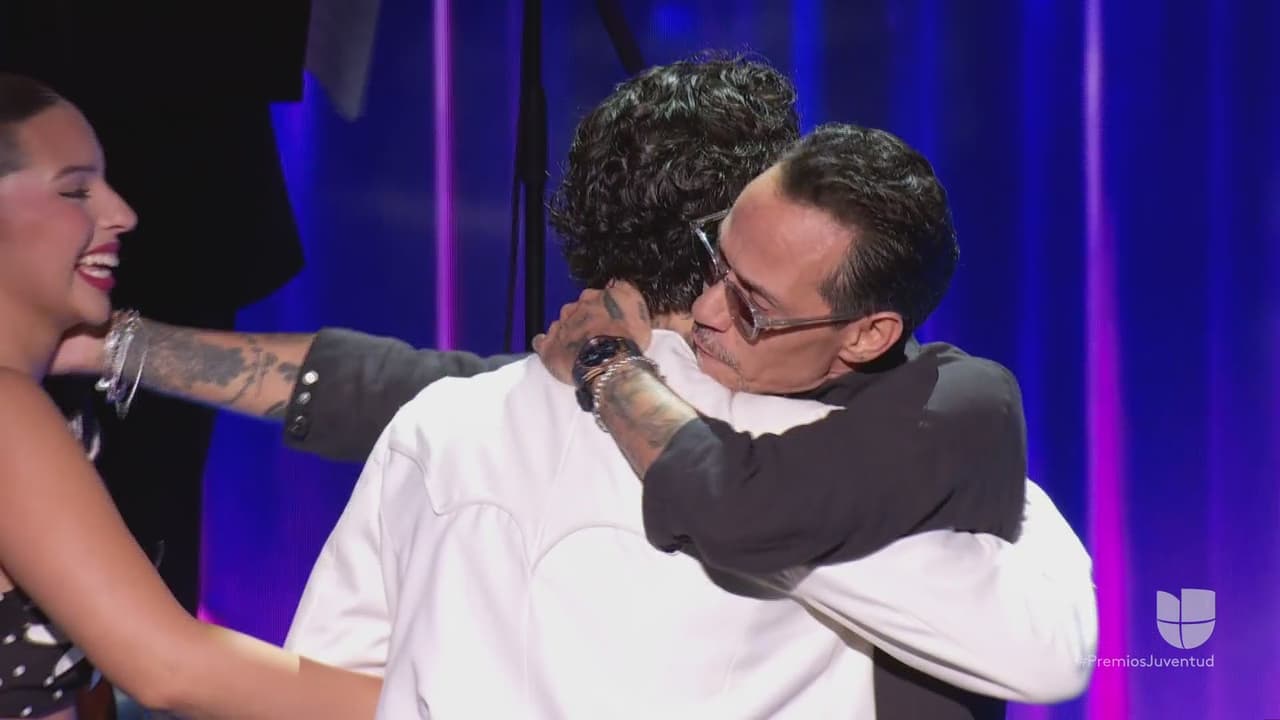 Ángela Aguilar y Christian Nodal fueron los encargados de entregarle a Marc Anthony el premio Agente de Cambio en Premios Juventud 2026.