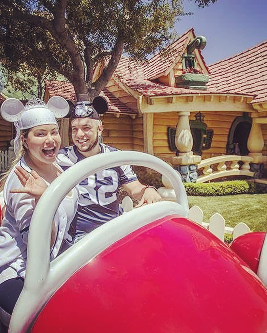 Méndez también publicó algunas imágenes de su paseo por el parque donde aparece junto a Chiquis y la pequeña Victoria.