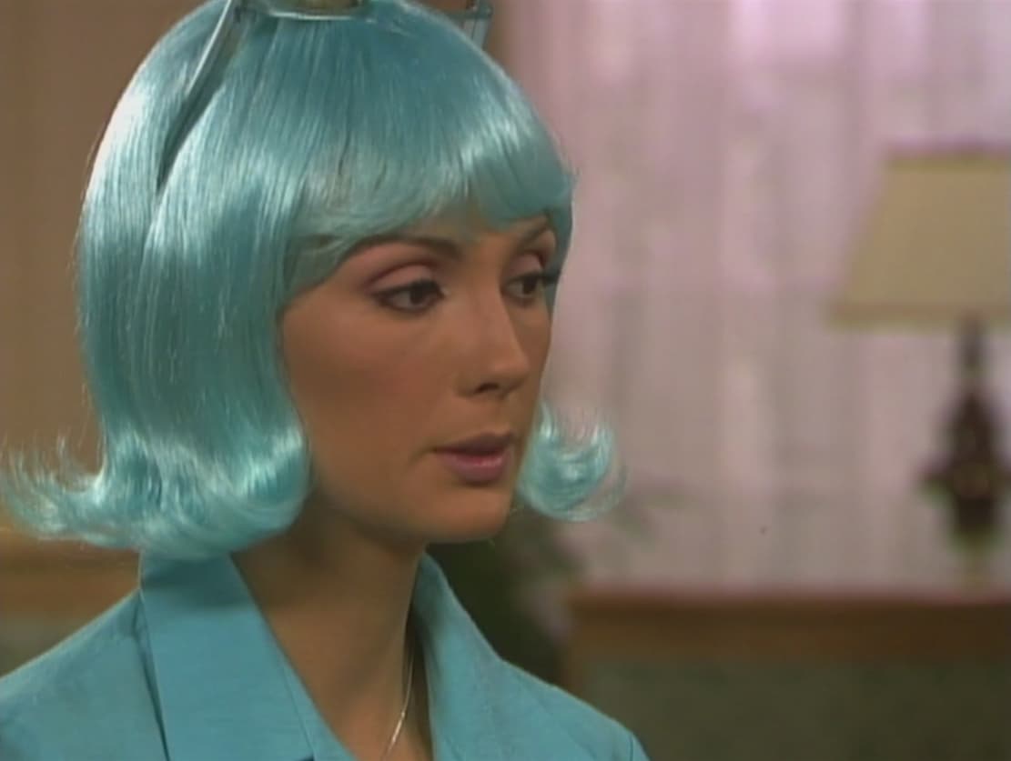 Siempre coordina toda su ropa con su peluca y lentes de sol.