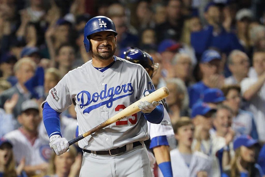 6. En 2010 Adrián González firmó un contrato por 17 millones de dólares al año con los Medias Rojas de Boston y en 2012 de 20 millones de dólares con Los Angeles Dodgers.