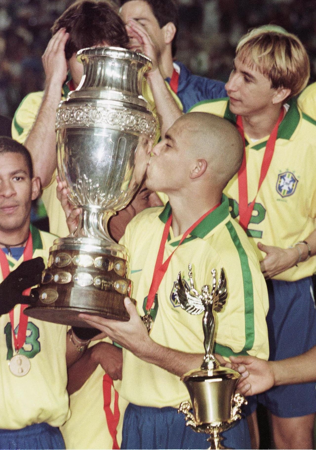 Con Brasil, Ronaldo empezó a ser protagonista y salió campeón de la Copa América en 1997, donde salió goleador y Mejor jugador, para luego coronarse en la Copa Confederaciones ese mismo año.