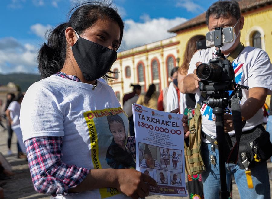 Durante las investigaciones para dar con el paradero de Margarita ‘N’, los niños dijeron que la mujer hablaba tzotzil, lo que representó una pista importante para las autoridades para buscar en municipios vecinos del estado.
<br>
<br>En la imagen, Juana muestra un cartel -en lengua tzotzil- con la información de su hijo.
